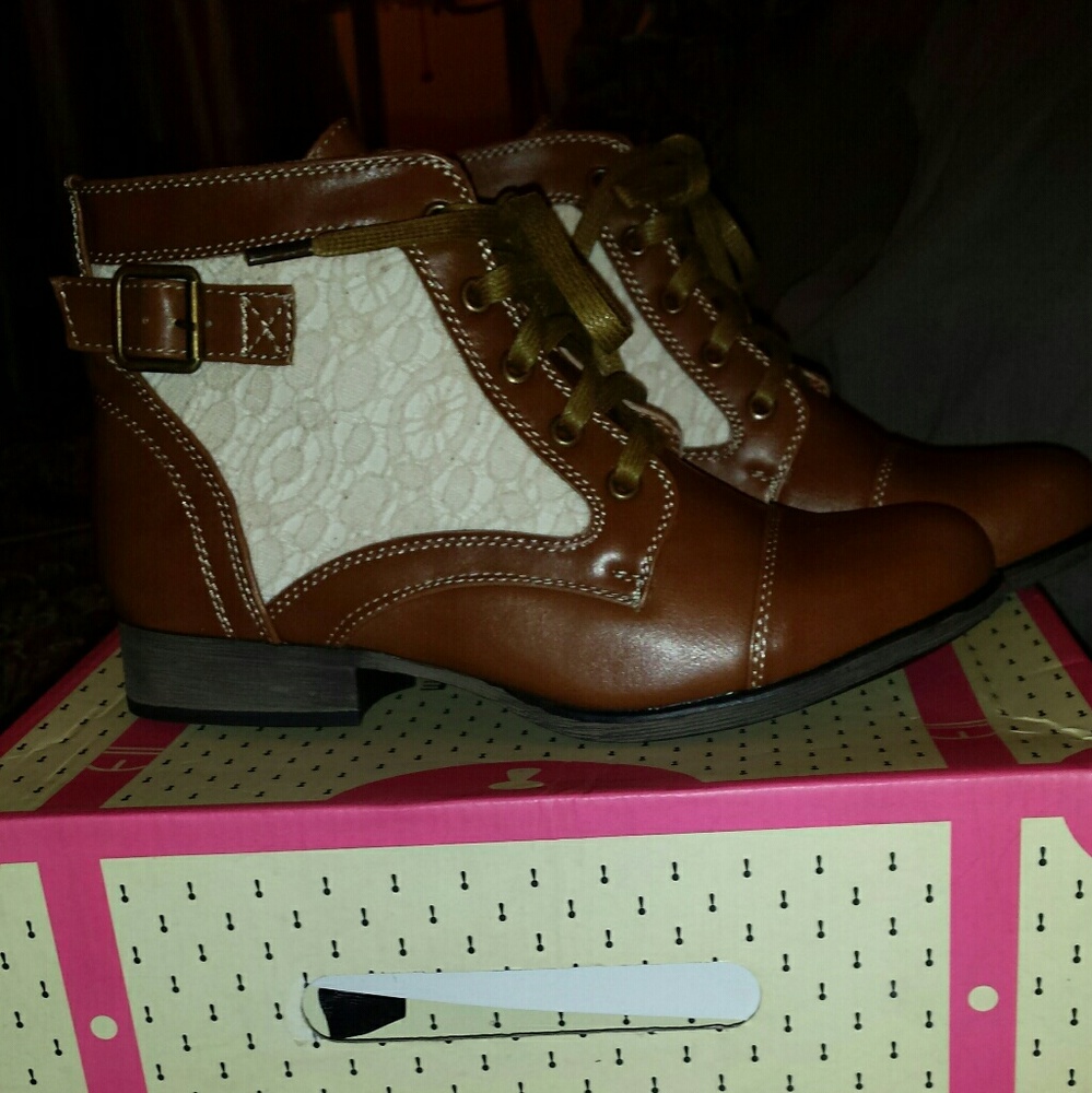 Boots - Picture 7 of 7